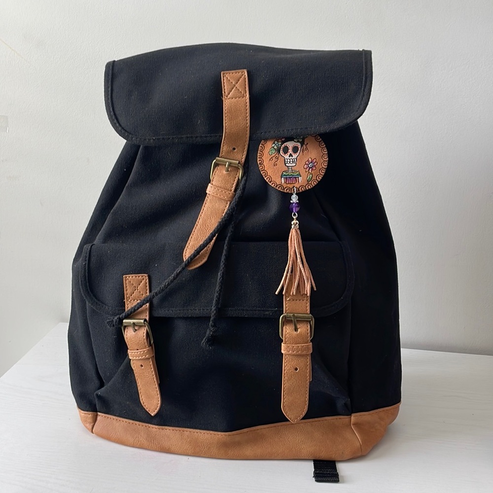 Backpack with Día de los Muertos keychain